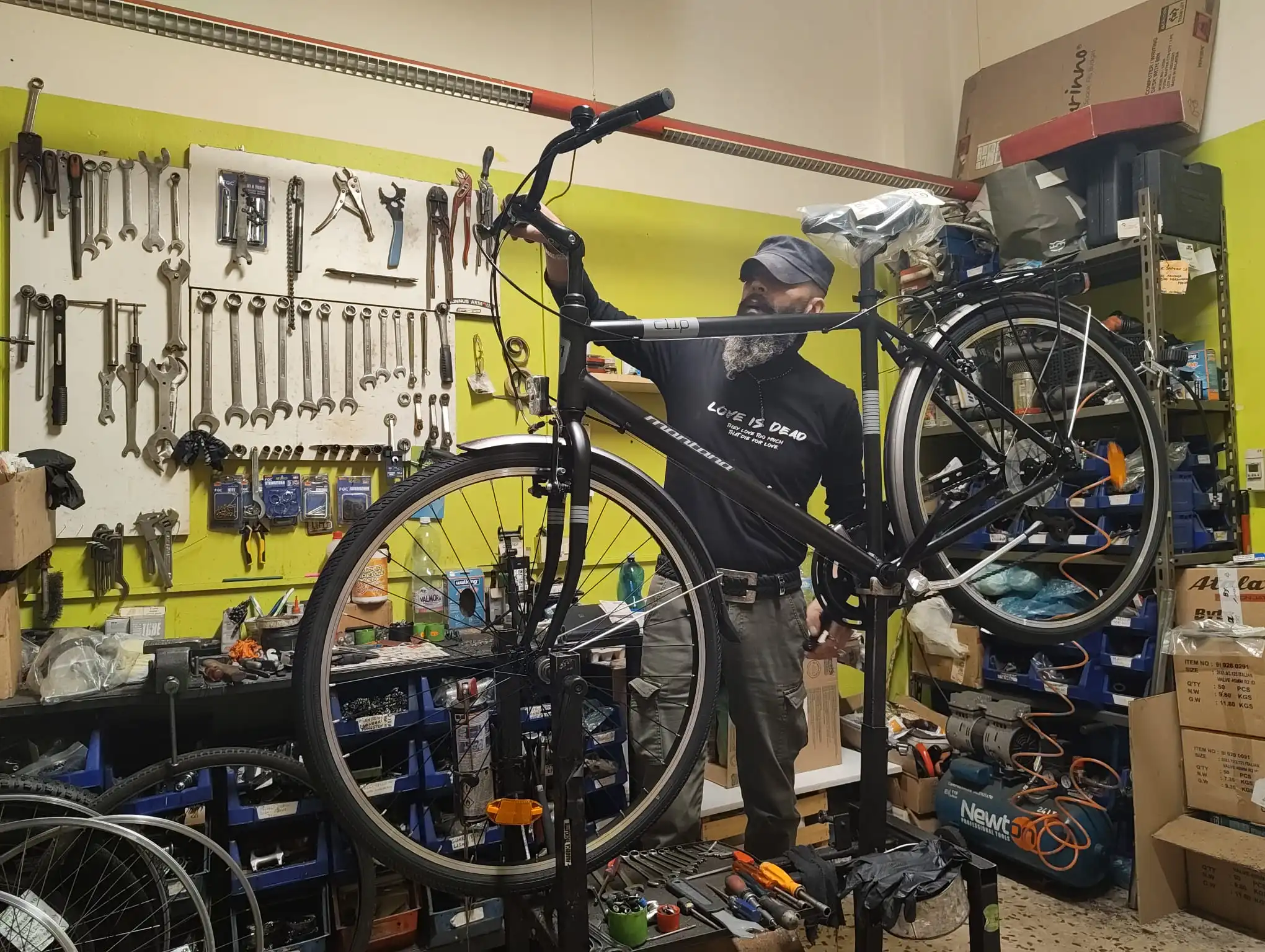 Giorgio Giovinazzo al lavoro su una bicicletta